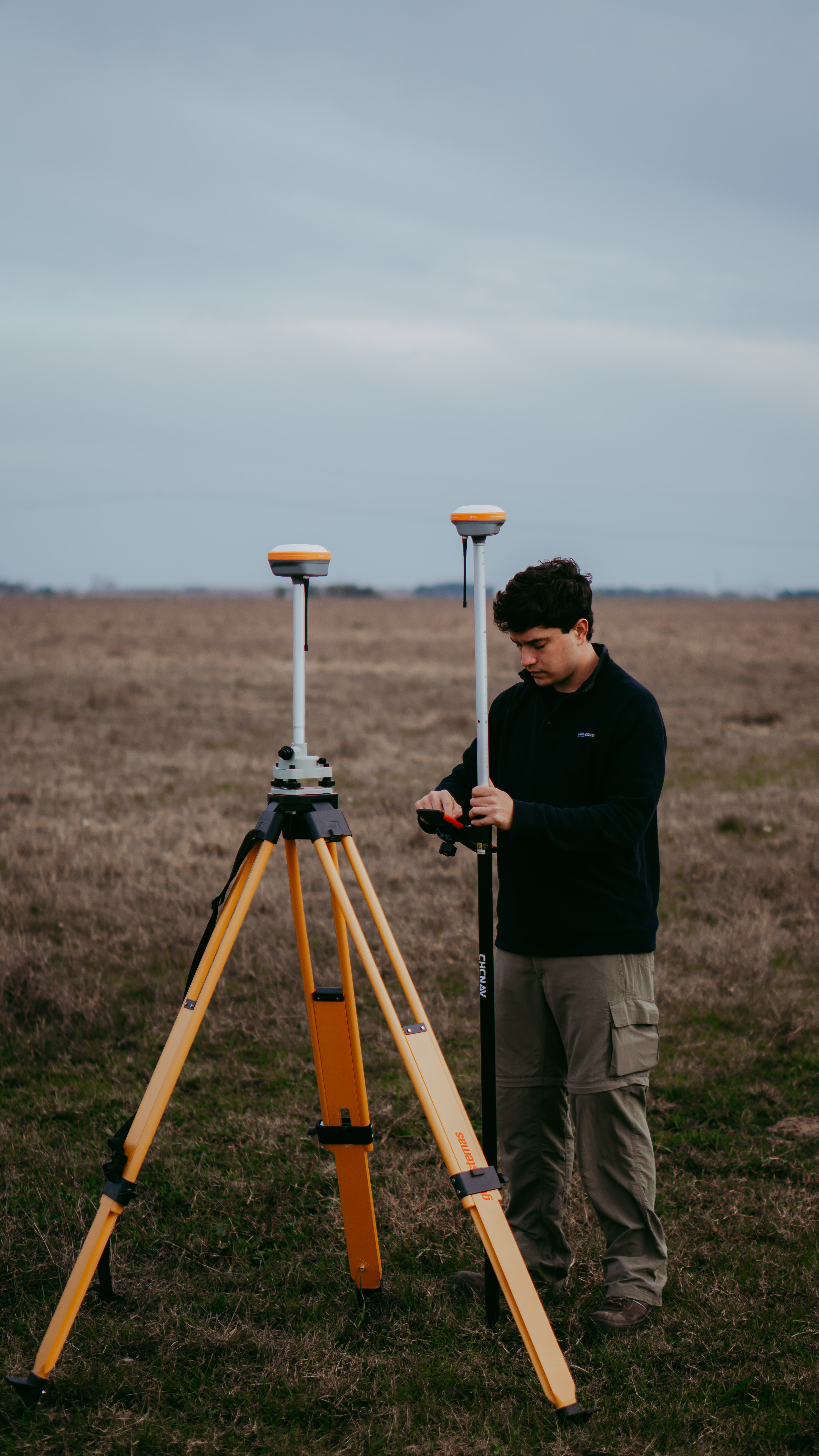 Bruno Rodriguez instalando equipamiento GNSS de doble frecuencia en campo abierto, Provincia de Buenos Aires