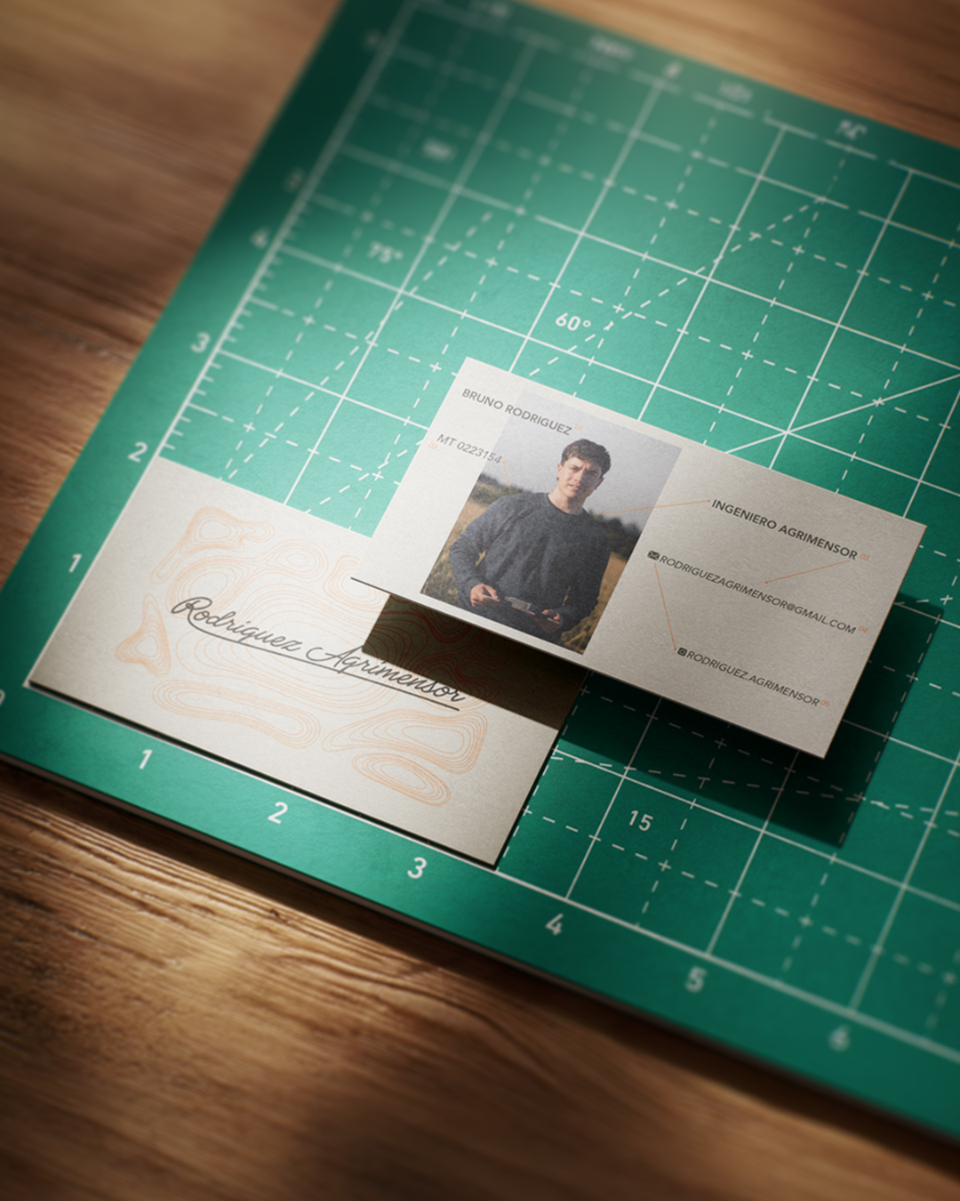 Identidad visual de Rodriguez Agrimensor — tarjeta profesional con diseño de curvas de nivel